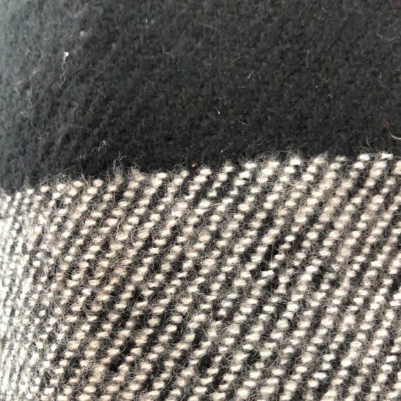 Gorgeous sweater/poncho from Francesca’s. This is a one size - Picture 2 of 4